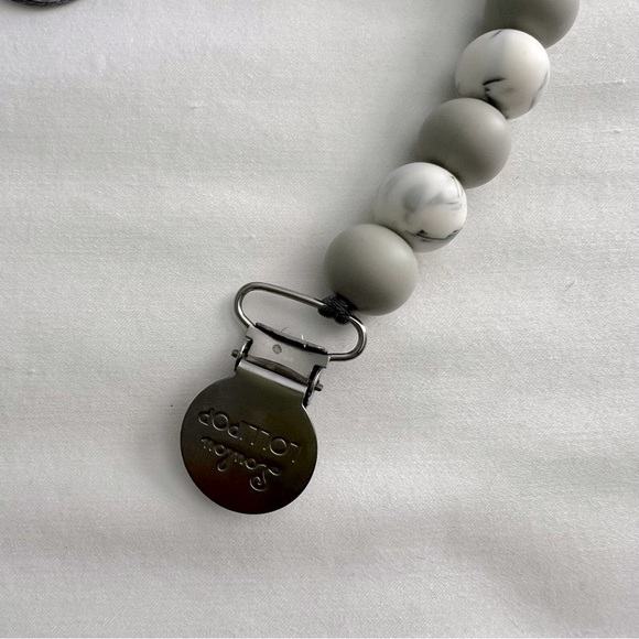 Loulou Lollipop Paci Clip - Picture 2 of 3